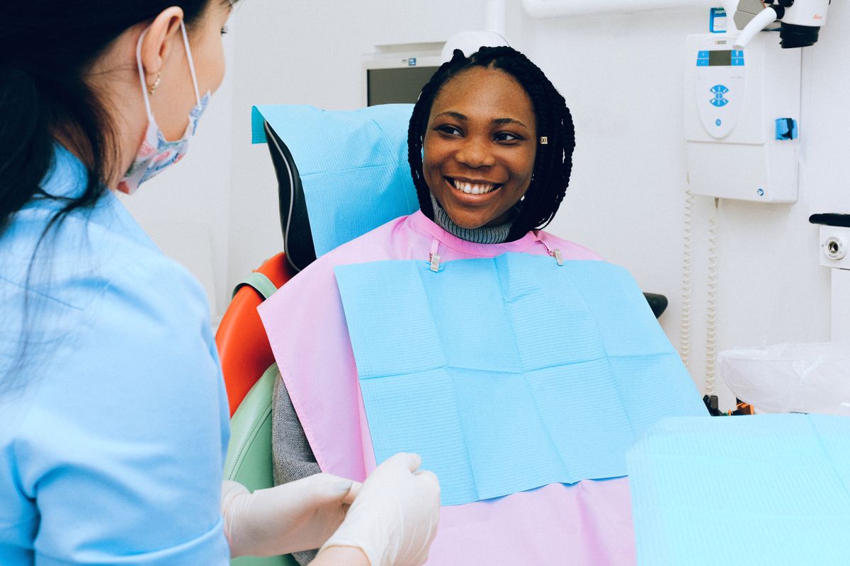 Paciente sonriendo en el sillón dental